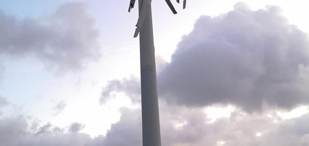 Vindmylla fórst í illveðri