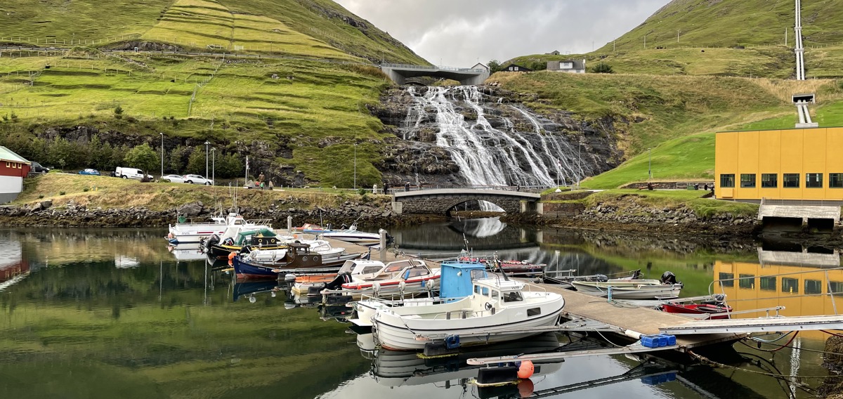 SEV læsir dyrnar