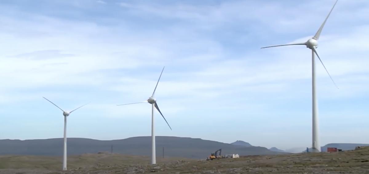 Vindmyllur stinga seg upp í Húsahaga