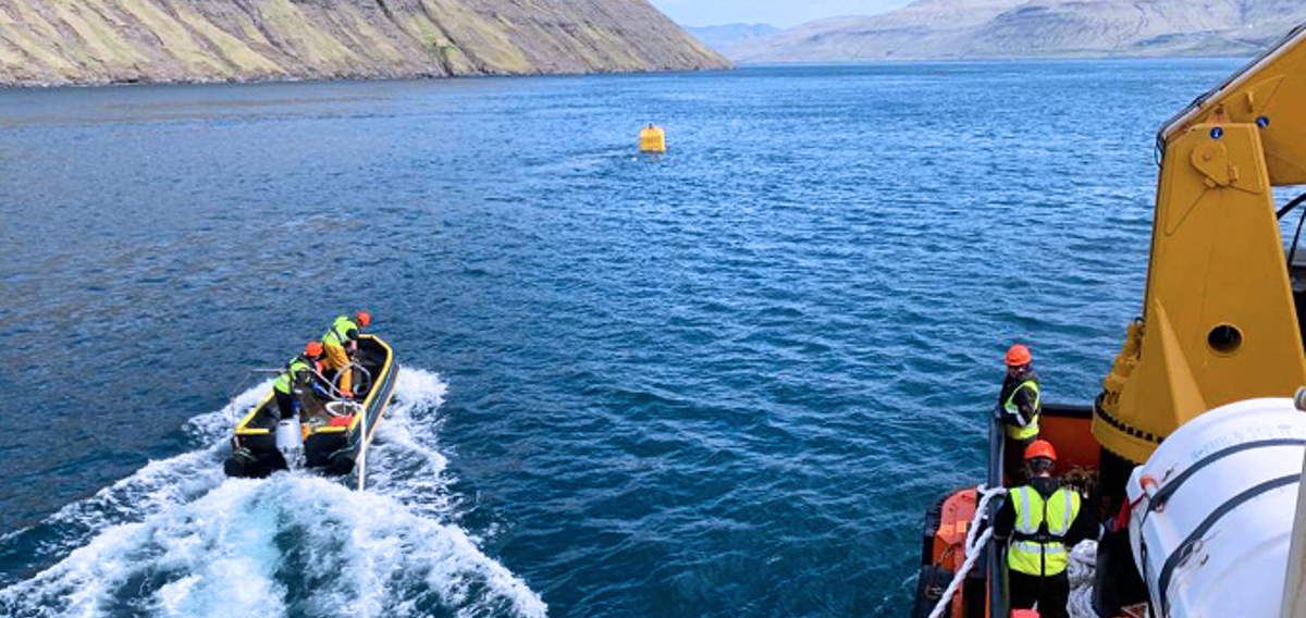 Fundamentini til Minesto drekarnar sett út í sundið